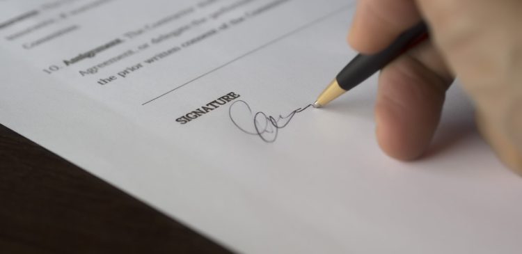 Empregado doméstico pode se recusar a assinar advertência?